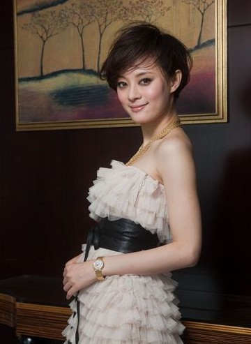 女大明星,女大明星與小巷中的隱藏瑰寶，一家特色小店的魅力之旅